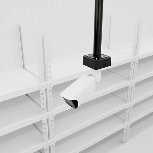 Коробка BOXFORCAM™ MONO на трубе-подвесе от потолка в помещении со стеллажами, камера направлена вдоль ряда