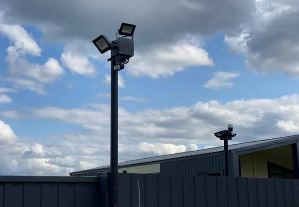 Мачты BOXFORCAM™ с прожекторами и датчиками движения по периметру участка — кадр 3