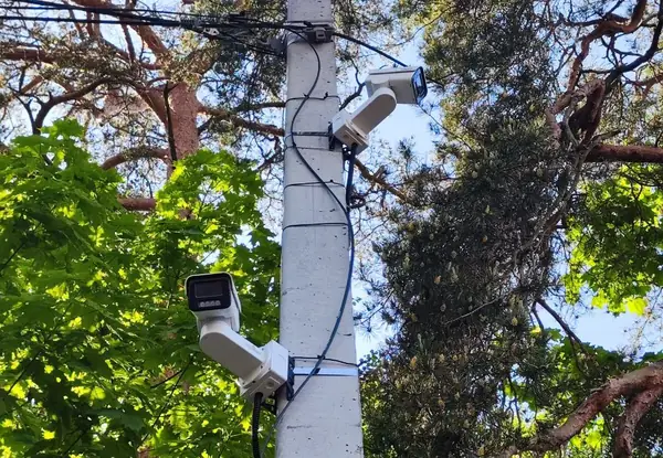 Две камеры на кронштейнах BOXFORCAM™ закреплены на бетонной опоре на разной высоте