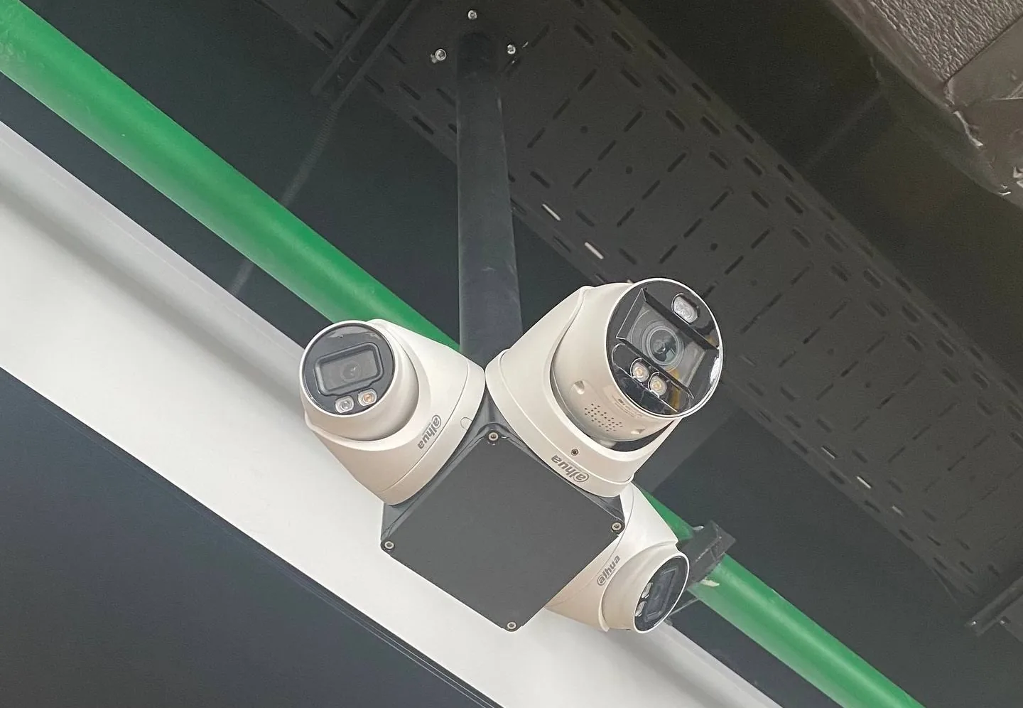 Три камеры на коробке BOXFORCAM™, закреплённой на кронштейне под перекрытием помещения