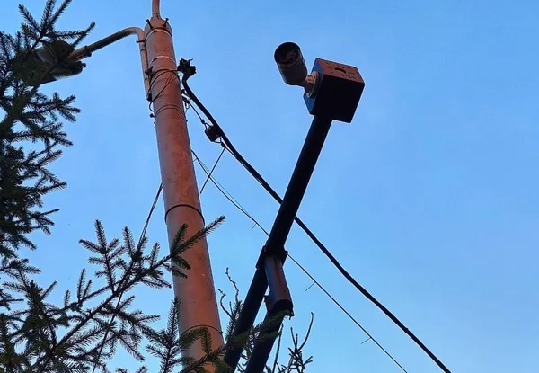 Камера на мачте BOXFORCAM™, закреплённой на деревянной опоре линии
