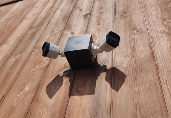 Коробка BOXFORCAM™ с двумя камерами на деревянном фасаде здания
