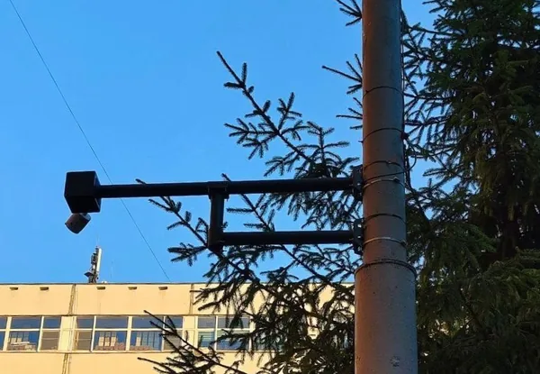 Камера на выносном кронштейне BOXFORCAM™ на дворовой опоре освещения