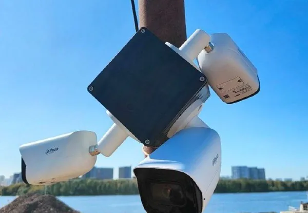 Три камеры на крестовой коробке BOXFORCAM™ на трубостойке