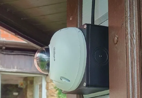 Купольная камера на чёрной коробке BOXFORCAM™, крупный план узла крепления