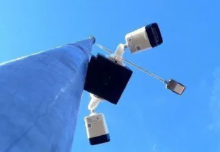 Коробка BOXFORCAM™ MONO с двумя камерами на опоре уличного освещения, вид снизу