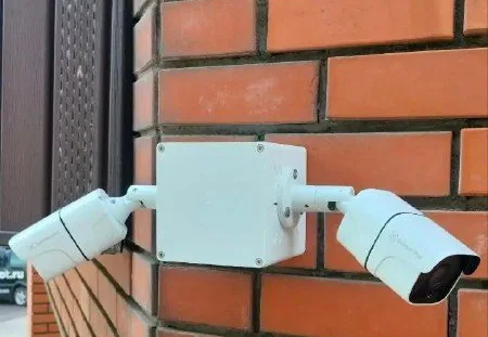 Две камеры на коробке BOXFORCAM™ на углу кирпичного фасада