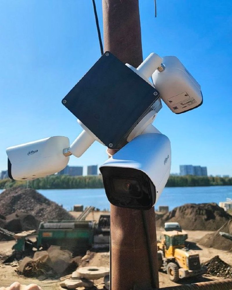 Три камеры Dahua на крестовой коробке BOXFORCAM™ на трубе у реки