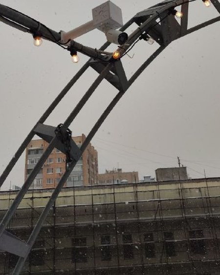 Камера на коробке BOXFORCAM™ на металлической арке в городе