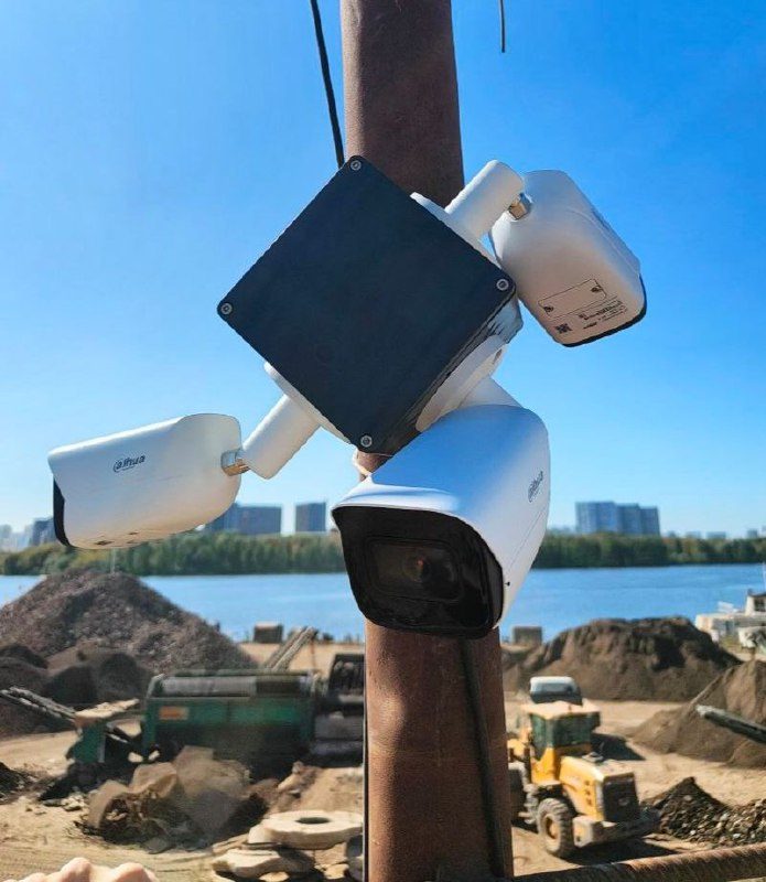 Камера на мачте BOXFORCAM™ с выносом на фоне деревьев