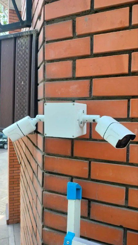 Камера на коробке BOXFORCAM™ на заборе из профлиста — реальный монтаж