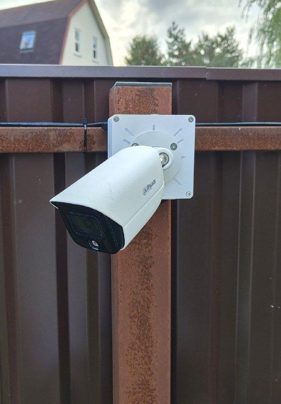 Камера на коробке BOXFORCAM™ MONO LITE с адаптером BFC PLATFORM — столб забора