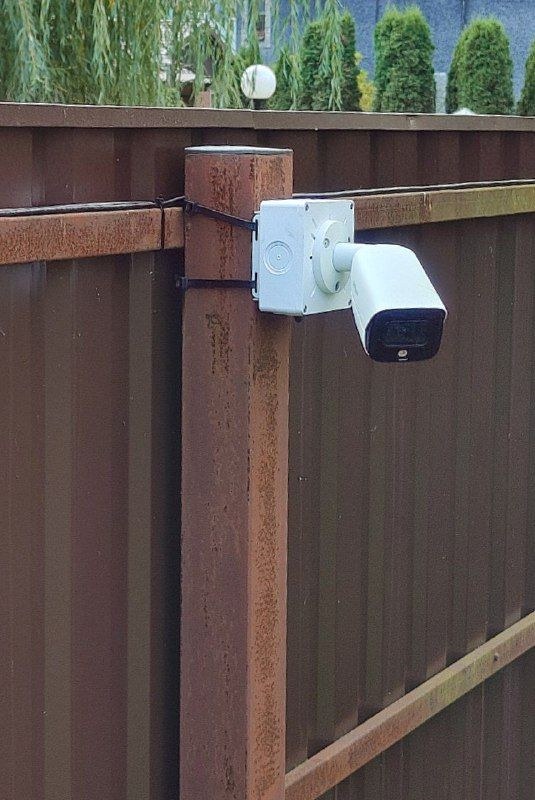 BOXFORCAM™ MONO LITE на заборе — видна крышка-десятилистник
