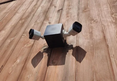 Коробка BOXFORCAM™ с двумя камерами на деревянном фасаде здания