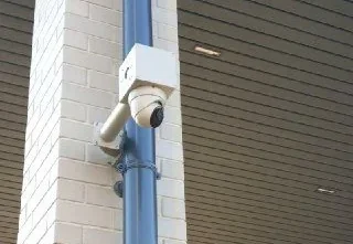 Камера на коробке BOXFORCAM™ на колонне административного здания