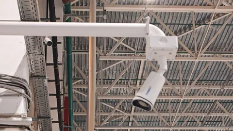 Камера на коробке BOXFORCAM™ и кронштейне (выносе) крупным планом, монтаж в помещении