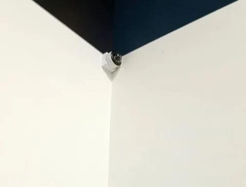 Купольная камера в угловом креплении под потолком — монтаж BOXFORCAM™ в помещении