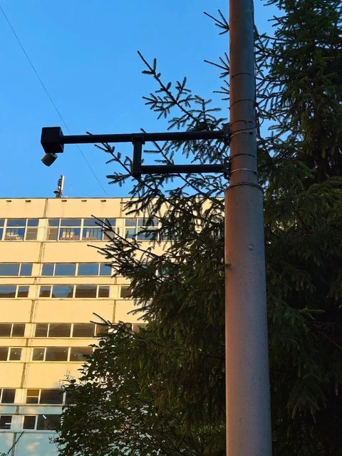 Камера на кронштейне (выносе) BOXFORCAM™ на бетонном столбе, вид снизу вдоль опоры