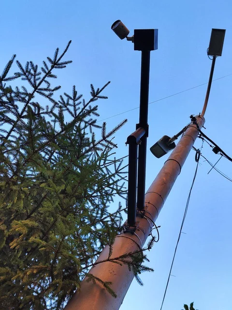 Камера и прожектор на кронштейне (выносе) BOXFORCAM™ на наклонном столбе, крупный план узла