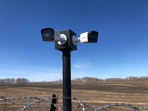Монтажная коробка BOXFORCAM™ 4K с двумя камерами на трубостойке в поле