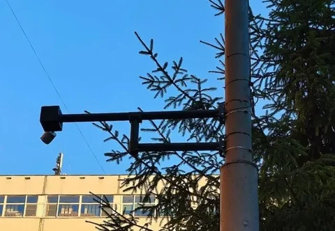 Камера на выносном кронштейне BOXFORCAM™ на дворовой опоре освещения