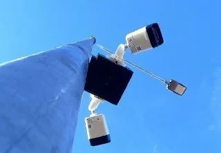 Коробка BOXFORCAM™ MONO с двумя камерами на опоре уличного освещения, вид снизу