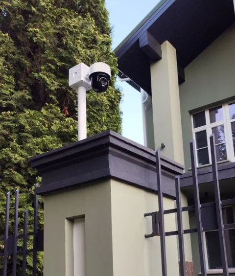 Купольная камера на коробке BOXFORCAM™ MONO на пилоне въездных ворот