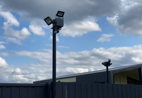 Две мачты BOXFORCAM™ с камерами и прожекторами по периметру участка над забором