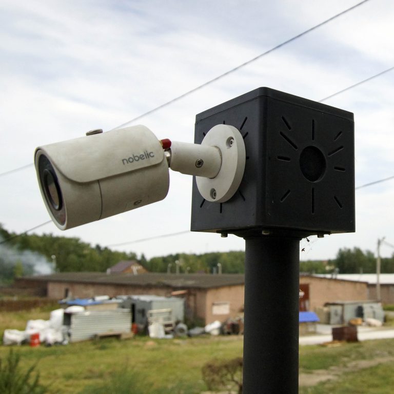Старая камера на коробке BOXFORCAM. Видеонаблюдение за периметром.