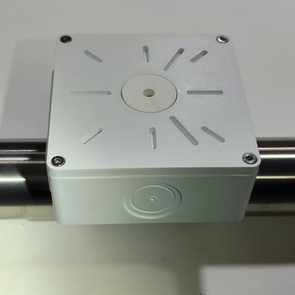Коробка BOXFORCAM™ MONO на нержавеющей трубе сбоку