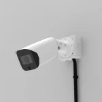 Камера на BOXFORCAM MONO на стене кабель подходит снизу в гофре через прямоугольный гермоввод. Вид в анфас снизу