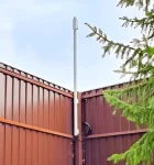 Точка доступа Mikrotik на трубе BOXFORCAM на заборе. Герметичный вывод кабеля.