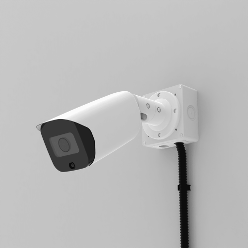 Коробка BOXFORCAM™ MONO — камера на монокоробке на стене, кабель подходит снизу в гофре через прямоугольный гермоввод, вид анфас снизу