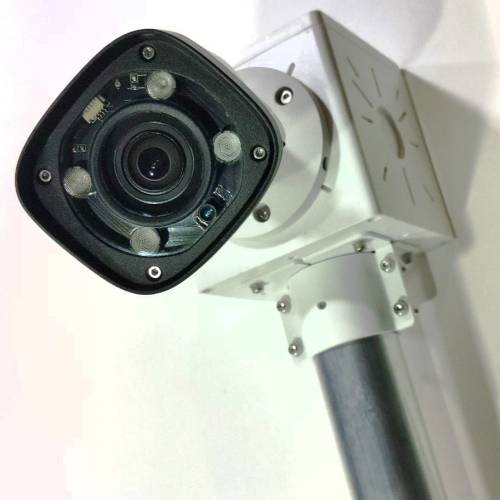 BOXFORCAM™ 4K — камера на кубической коробке на алюминиевой трубе, вид анфас